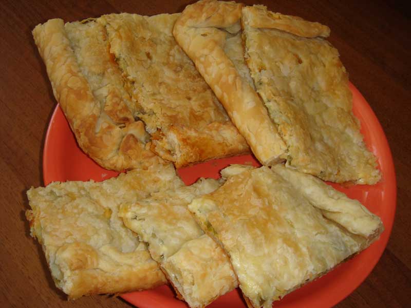 Мясной пирог Кубете из слоеного теста и картошки