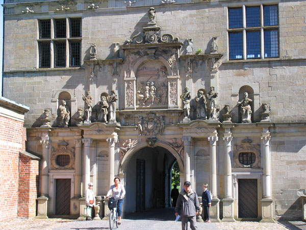 Frederiksborg_vnutr_vor.jpg